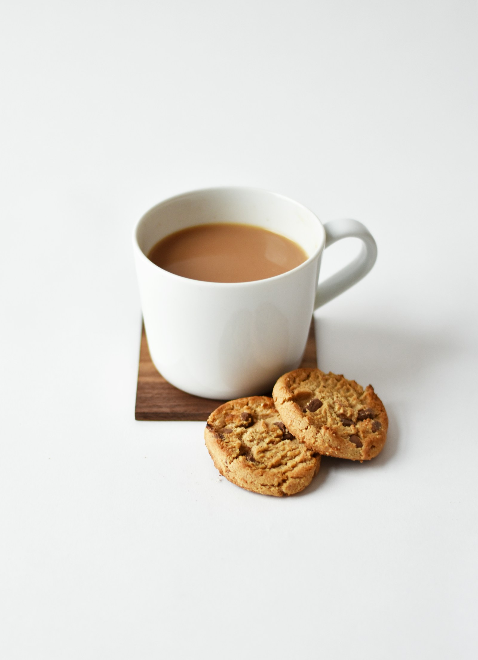 Cup of tea with loose leaves and glass teapot, suggesting warm drinks and mindful meal habits often discussed for reflux care.